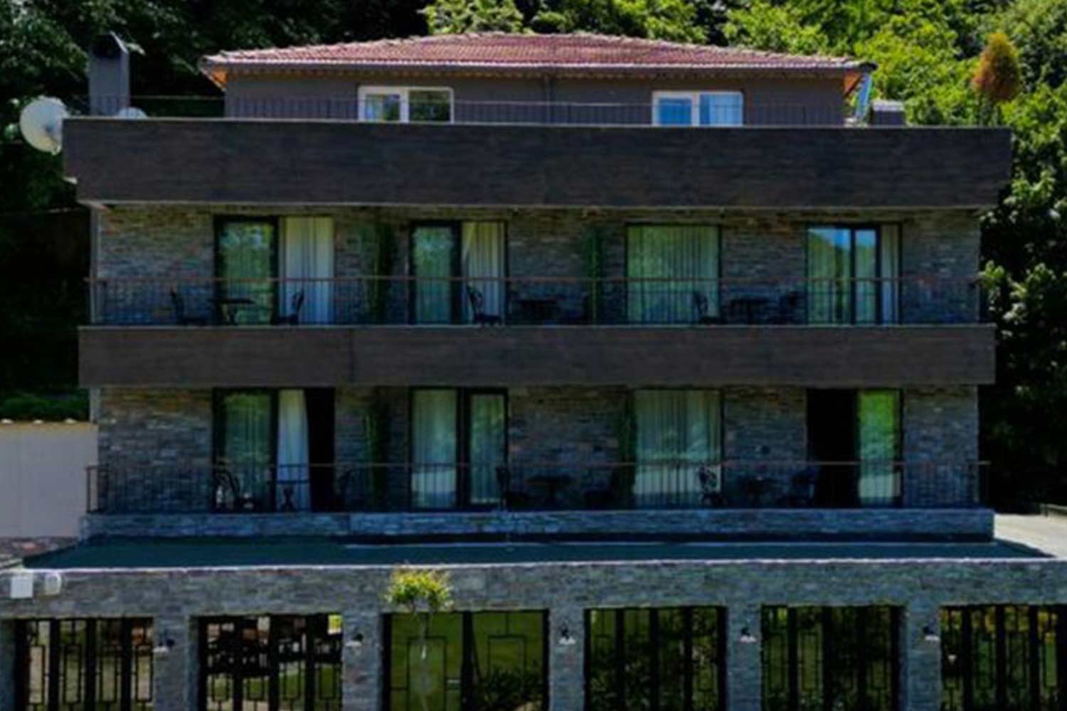 Adess Hotel